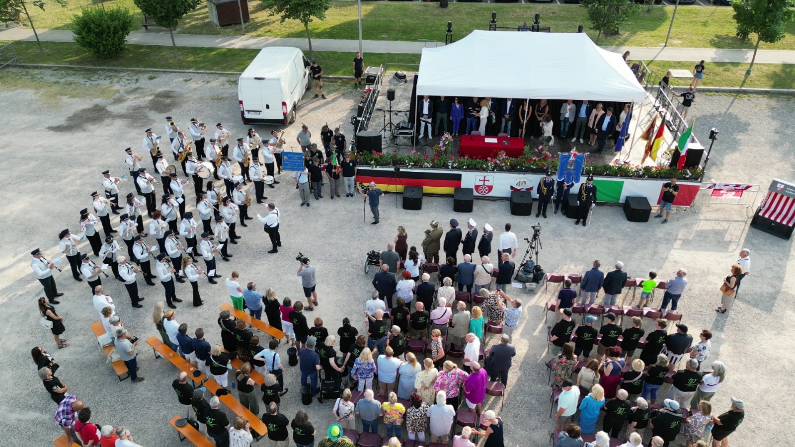 Ieri sera in piazzale Vittorio Veneto a Bussolengo, alla presenza dell’Amministrazione comunale e delle autorità del territorio, si sono svolti, i festeggiamenti per il 40° anniversario di gemellaggio e la firma del rinnovo di amicizia tra il Comune di Bussolengo e Nieder Olm