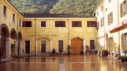 L’estate teatrale si fa in cantina, nel borgo medievale di Affi, ai pié del Moscal